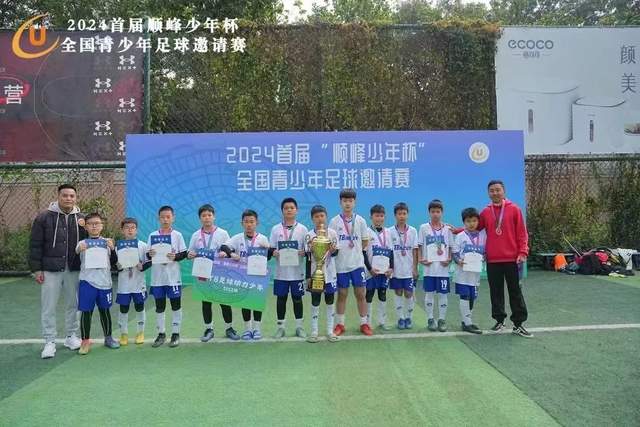 中专女生赴港追星致全家低保被取消，引发网络热议